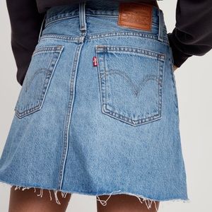 BRAND NEW LEVIS DENIM SKIRT